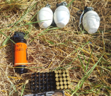 اللد: ضبط 3 قنابل يدوية وقنبلة صوت في منطقة مفتوحة بالمدينة 